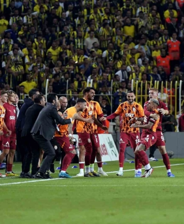 Trendyol Süper Lig: Fenerbahçe: 0 - Galatasaray: 2 (İlk yarı)