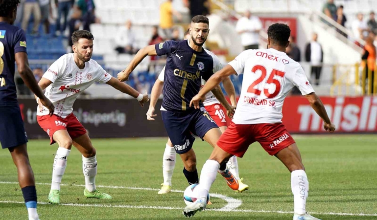 Trendyol Süper Lig: Kasımpaşa: 0 - Antalyaspor: 0 (İlk yarı)