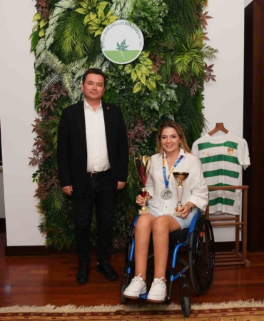 Türkiye’nin ilk engelli kadın ralli pilotu Kübra’dan çifte kupa