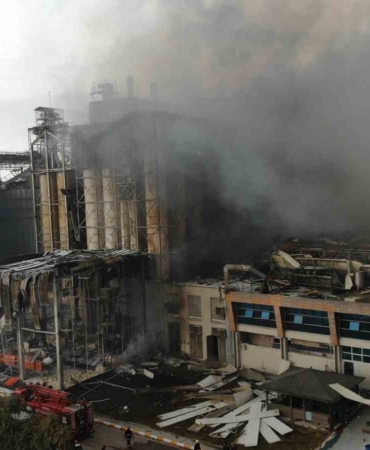 Üç saat sonra kontrol altına alınan yangını soğutma çalışmaları devam ediyor