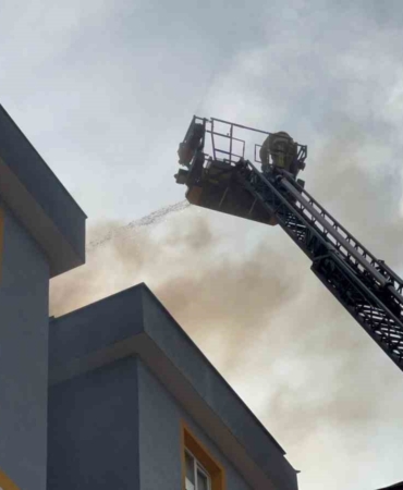 Ümraniye’de 10 katlı binanın çatısı alevlere teslim oldu
