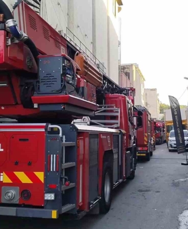 Ümraniye’de mobilya üretim atölyesinde çıkan yangın korkuttu