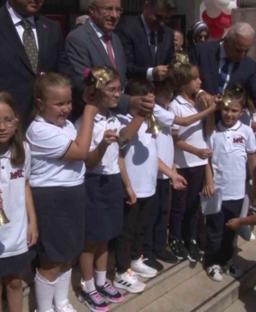 Ümraniye’de öğrenciler için ders zili çaldı, yeni eğitim öğretim yılı başladı
