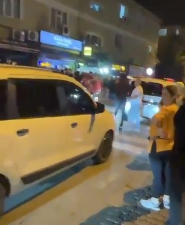 Ümraniye’de vatandaşlar Şeyda Yılmaz’ın şehit edildiği yere karanfiller bıraktı