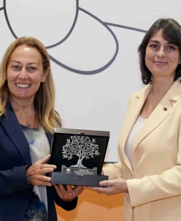 Üsküdar Belediyesi ile TEV arasında "Okutan Üsküdar" projesi imzalandı