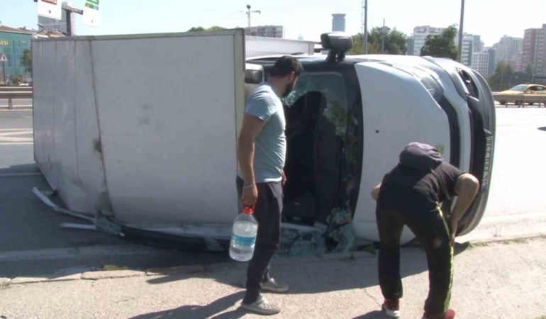 Üsküdar’da ev eşyası taşıyan kamyonet yan yattı: 1 yaralı