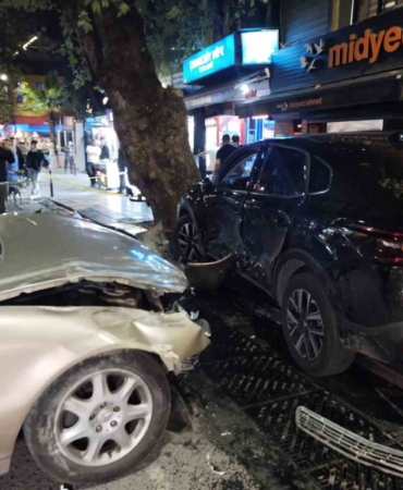Üsküdar’da kontrolden çıkan araç park halindeki otomobile çarptı: 1’i ağır 4 yaralı