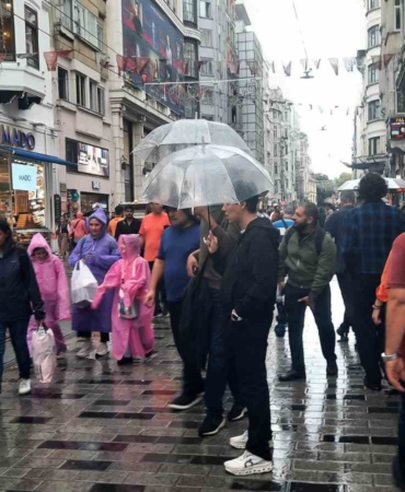 Yağmura Taksim Meydanı’nda yakalanan vatandaşlar zor anlar yaşadı