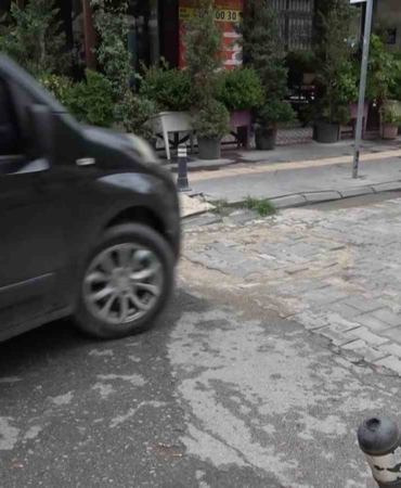 Yalova’da bozuk yolu belediye yapmayınca iş vatandaşa düştü