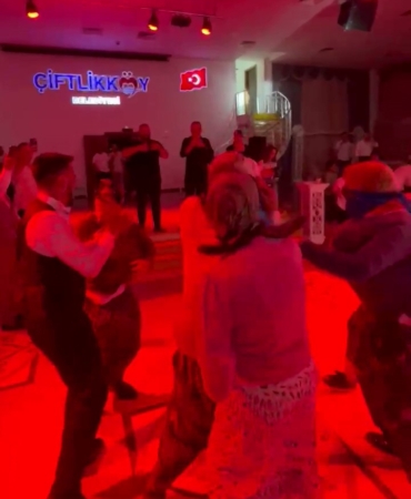 Yalova’da damadın arkadaşları kadın kılığına girerek düğünü bastı