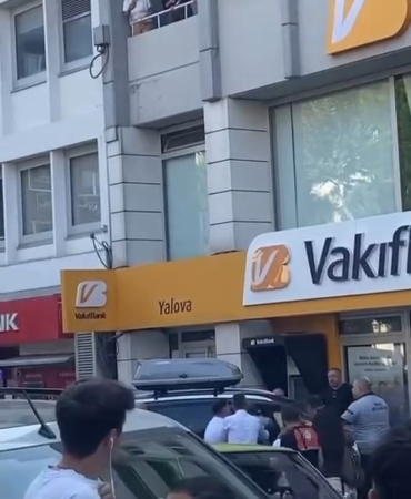 Yalova’da işlemi yapılmayınca bankanın önüne otomobilini çekti