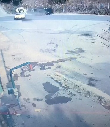 Yan yoldan çıkan kamyonet ana yoldan geçen otomobille çarpıştı: 2 yaralı