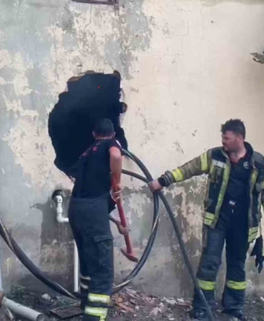 Yangında mahsur kalan 4 kişi itfaiye ekipleri tarafından kurtarıldı