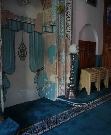 Yeni Bezzaz Camii’nin mihrabı dökülüyor