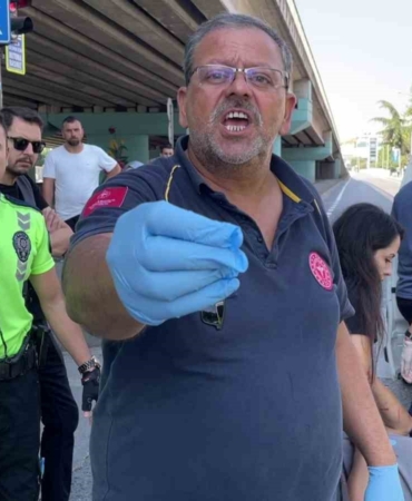 Yerdeki yaralıyı bırakıp, görevini yapan basın mensubuna engel oldular