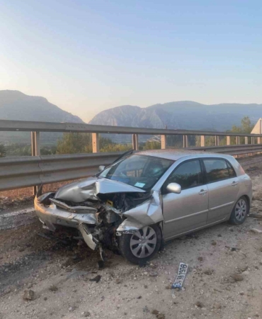 Yol çalışma alanına giren otomobil kaza yaptı: 2 yaralı