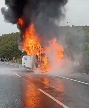Yolcu otobüsü alev topuna döndü, yolcular tahliye edildi