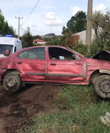 Yoldan çıkan araç fidanlığa uçtu: Sıkışan sürücüyü itfaiye kurtardı