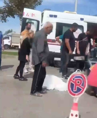 Yolun karşısına geçen yayaya otomobil çarptı
