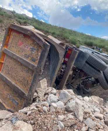 Yükü ağır gelen kamyon yan yattı: Sürücü ölümden döndü