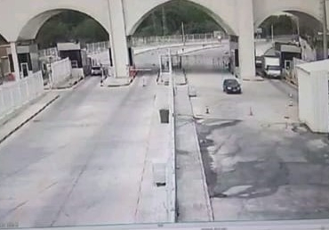 Yunanistan uyruklu sürücü sınırda dehşet saçtı: Bıçakla polise saldırdı, vuruldu