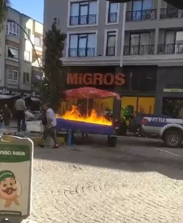 Zabıtaya kızdı, tezgahı yaktı