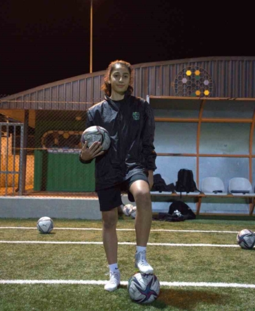 14 yaşında Sümeyye, kadın futbol ligleri tarihine geçti