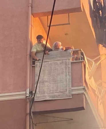 4 katlı binada yangın paniği: Mahsur kalanları itfaiye kurtardı