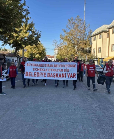 6 kişinin işine son verilen Büyükkarıştıran Belediyesi önünde eylem