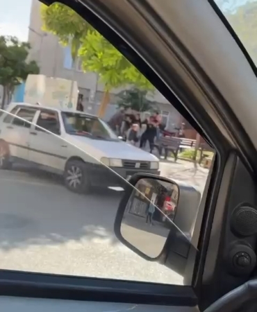 Alacak-verecek meselesi yüzünden çocuklarının yanında kavga ettiler