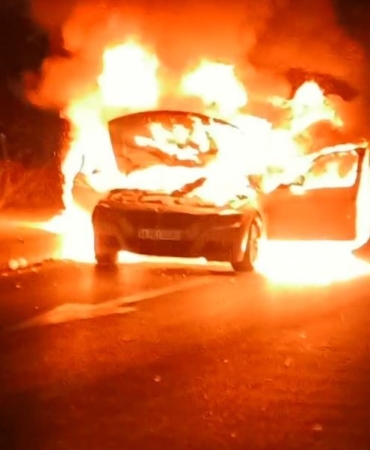 Alevlere teslim olan araçtaki patlama anı kamerada