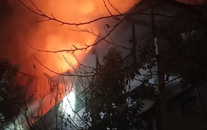 Alevlere teslim olan ev geceyi aydınlattı