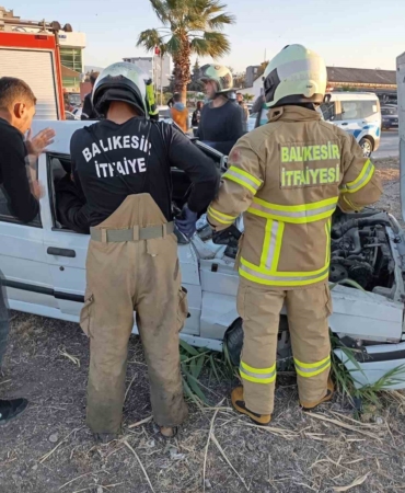 Araç içinde sıkışan sürücü itfaiye tarafından kurtarıldı