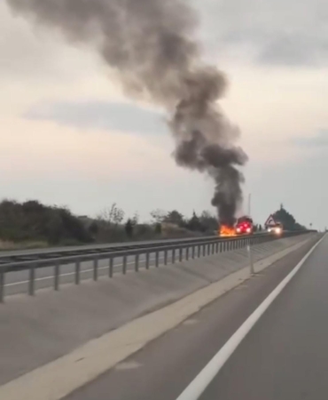 Arıza yapan araç alev alev yandı