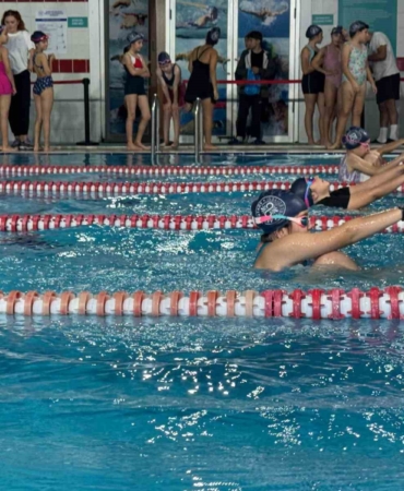 Arnavutköy’de 29 Ekim Cumhuriyet Kupası Yüzme Yarışması heyecanı yaşandı