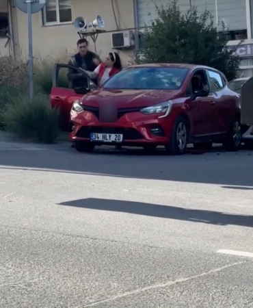 Arnavutköy’de bir kadın oğluna kızıp, aracına satırla saldırdı