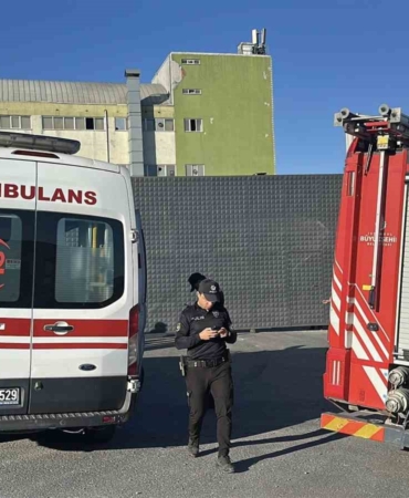 Arnavutköy’de geri dönüşüm tesisini sigara küle çeviriyordu