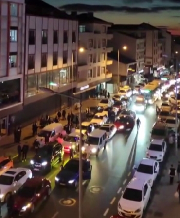 Arnavutköy’de sirenli, abartı egzozlu düğün konvoyu trafiği kapattı: O anlar kamerada