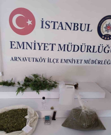 Arnavutköy’de şüpheli araçtan ve evden uyuşturucu çıktı: 3 gözaltı
