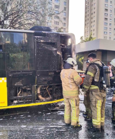Ataşehir’de İETT otobüsü alev alev yandı, faciadan dönüldü