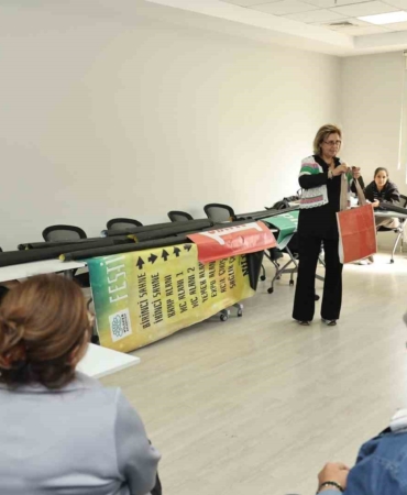 Atıklar, kadınların ellerinde rengarenk çantalara dönüştü