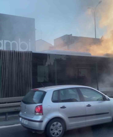 Avcılar’da metrobüste yangın paniği