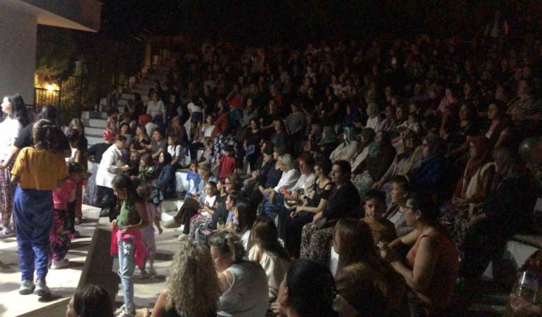 Ayvacık’ta Mahalle Muhtarı Şalvar Gecesi Düzenledi