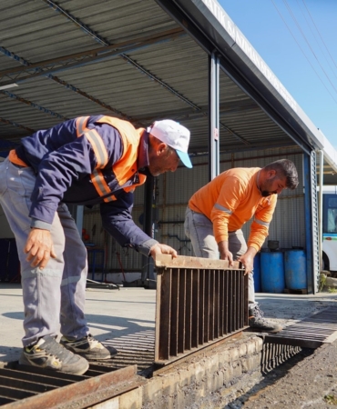 Ayvalık’ta mazgal ve yağmur suyu kanallarına temizlik harekatı