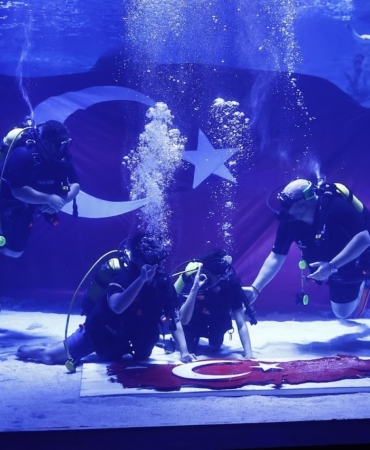 Bağcılar Belediyesinden Cumhuriyet’in 101’inci yılına özel su altı dalışı