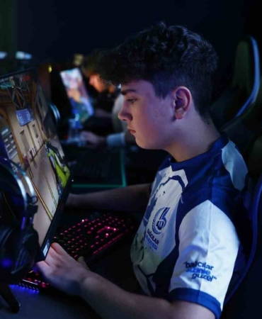 Bağcılar’da e-spor oyuncusu Emirhan, 23 milyon arasından 44’üncü oldu