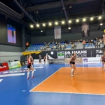 Bahçelievler Belediyesi Kadın Voleybol Takımı kendi evindeki ilk Sultanlar Ligi maçını 3-0 kazandı