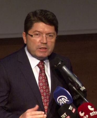 Bakan Tunç "Darbecilerin yazdığı bir anayasa ile Türkiye yüzyılına başlamak, bizim için bir yüzkarasıdır"