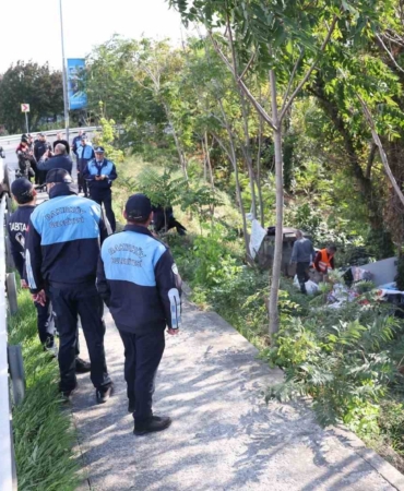 Bakırköy Belediyesi Zabıt Müdürlüğü ekipleri çevre düzenine uygunsuz barınma alanlarına müdahale ediyor