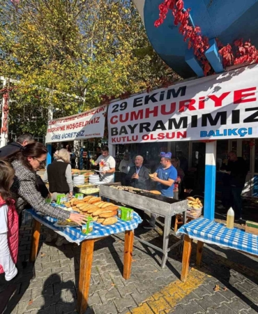 Balıkçı Kenan’da gelenek bozulmadı, 2 gün ücretsiz balık ekmek ikram edildi